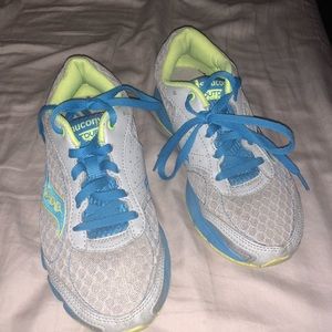 Women’s size 5.5 Saucony shoes, good condition!